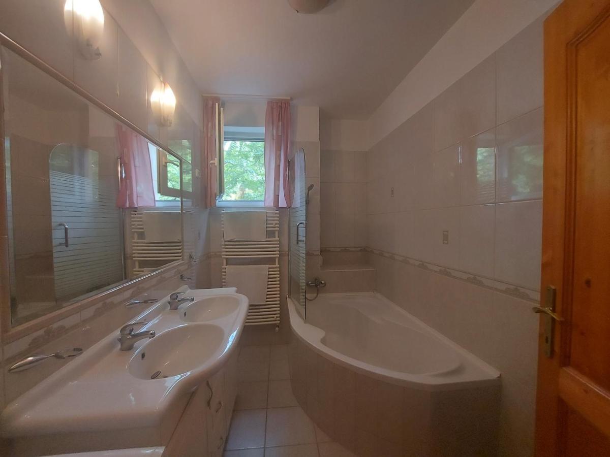 Lara Apartman Debrecen Eksteriør bilde