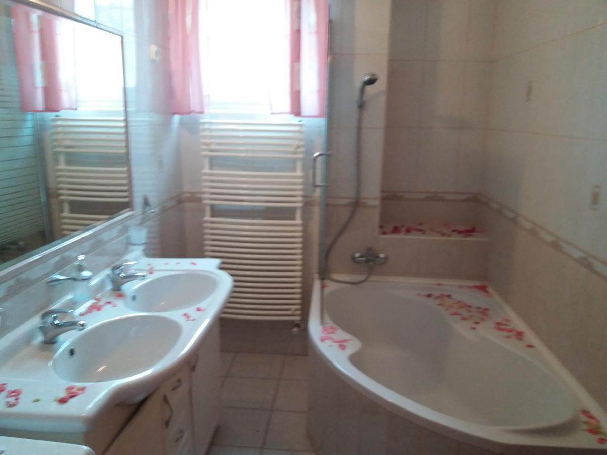 Lara Apartman Debrecen Eksteriør bilde